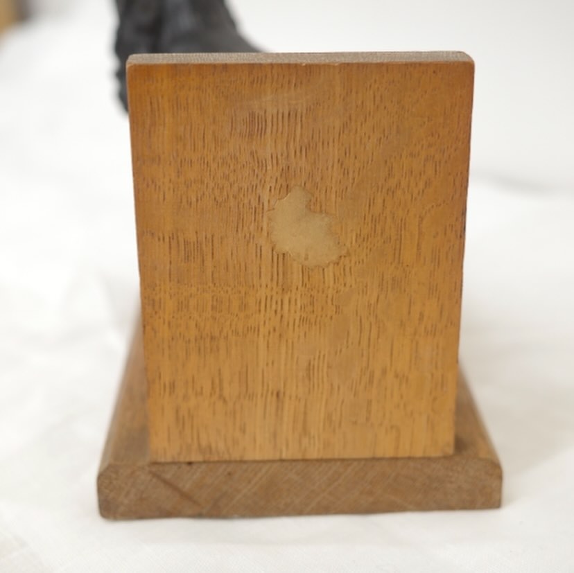 どんな重たい本でも支えるよ犬さん